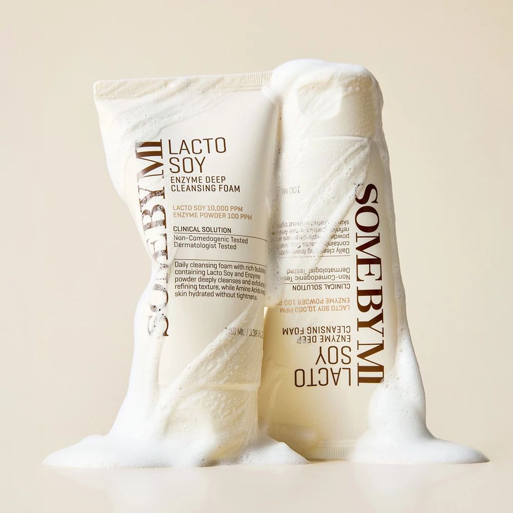 Deux tubes de mousse nettoyante blanche, recouverts de mousse. Du texte est visible sur les tubes.
