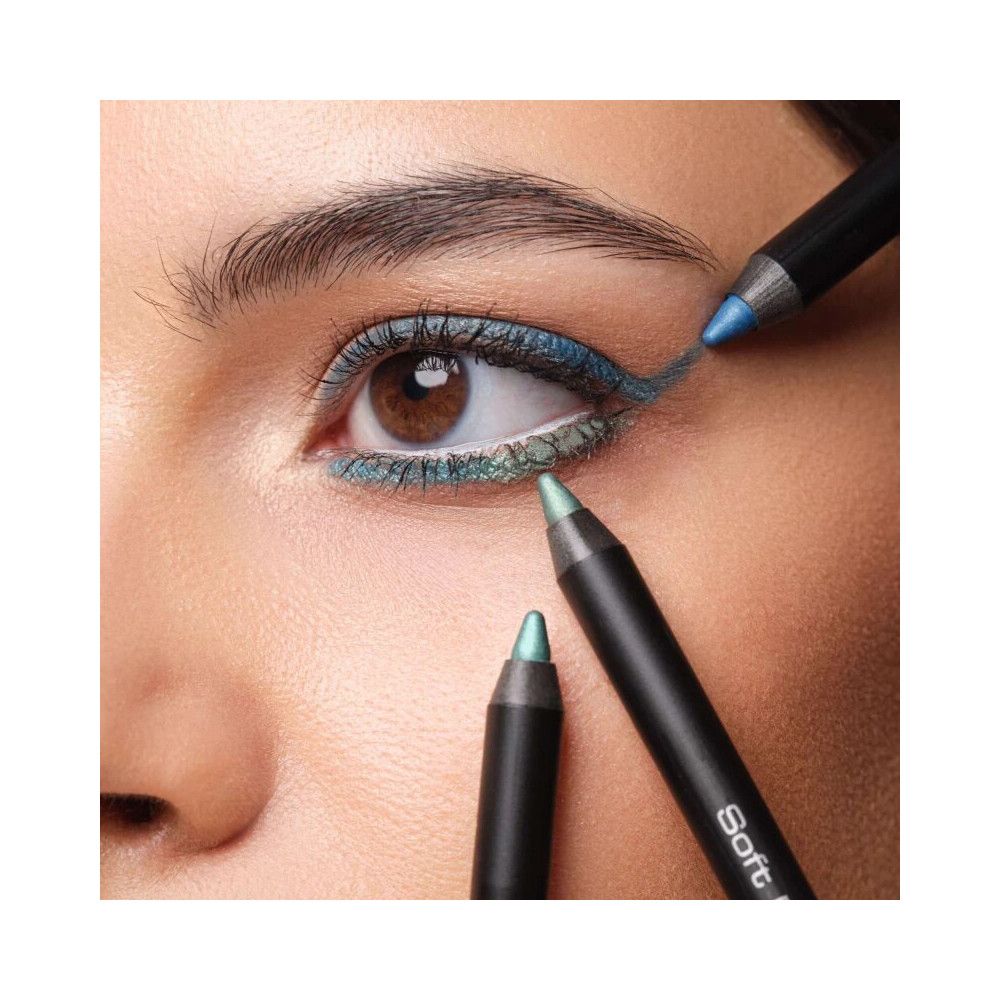 Gros plan sur un œil avec un eye-liner bleu et vert. Plusieurs crayons Artdeco Soft Eye Liner Waterproof sont visibles dans l'image.