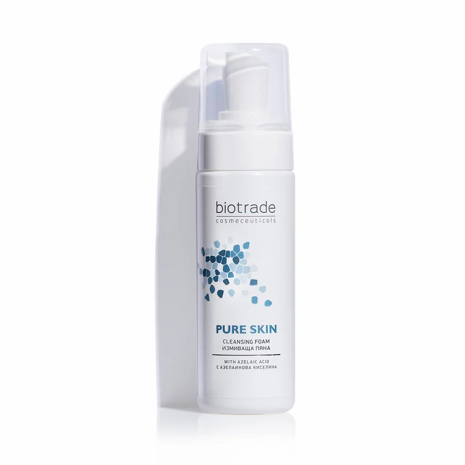 Witte reinigingsschuimdispenser met pompkop en transparante dop. Opschrift: Biotrade, Pure Skin. Blauwe grafiek.