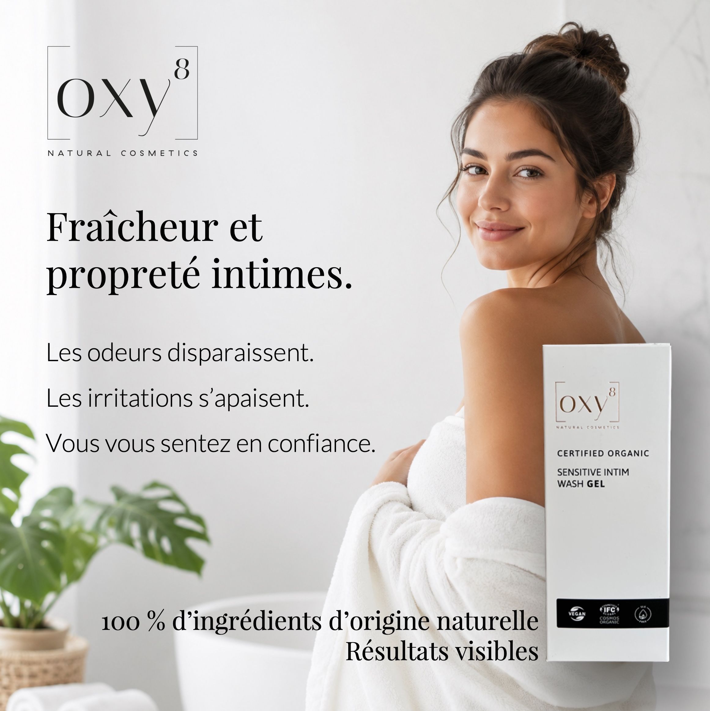 Femme en peignoir. À côté d'elle, un emballage de produit et une bouteille.