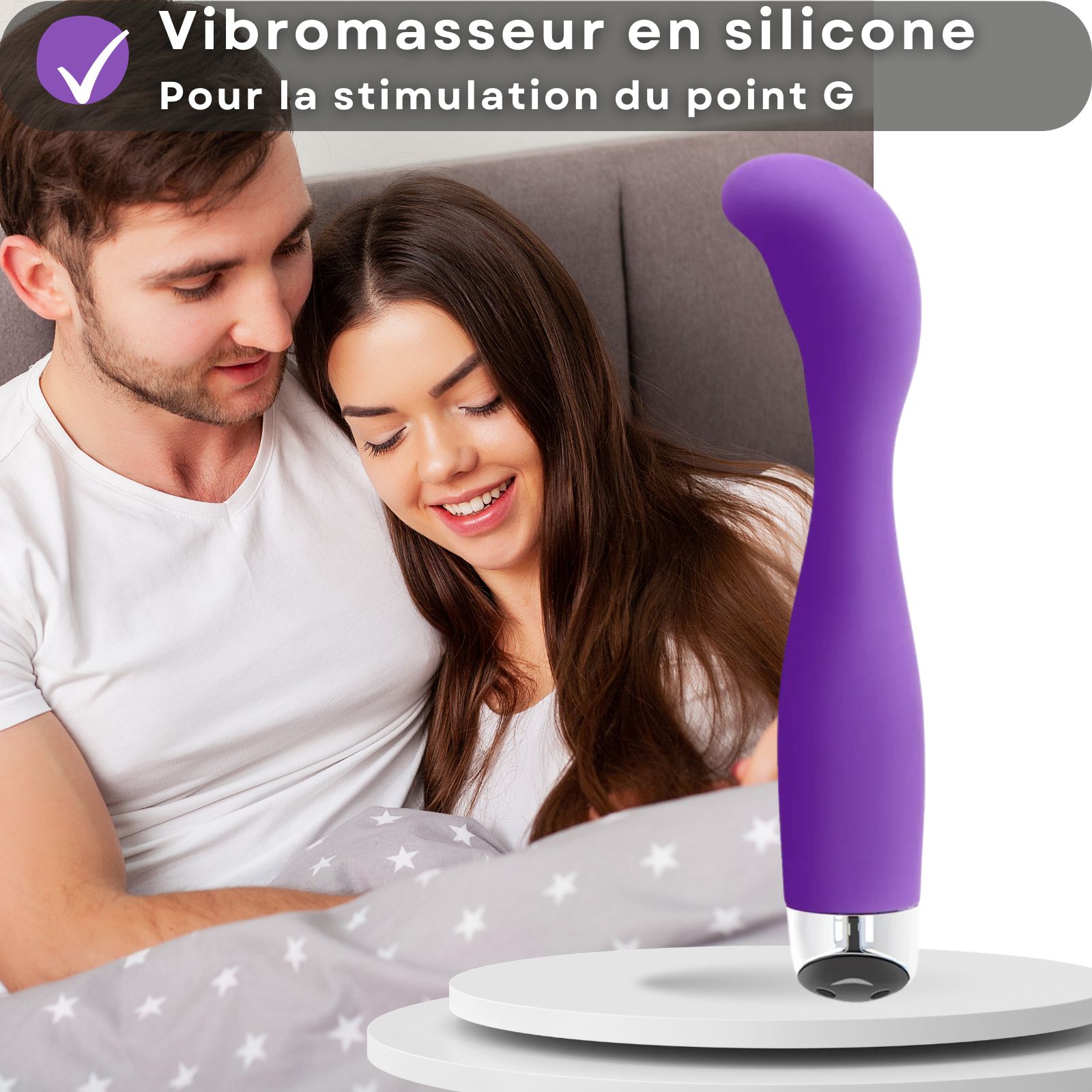 Vibrateur violet. Texte: Vibrateur en silicone, pour stimulation point G. Couple au lit. Sur socle.