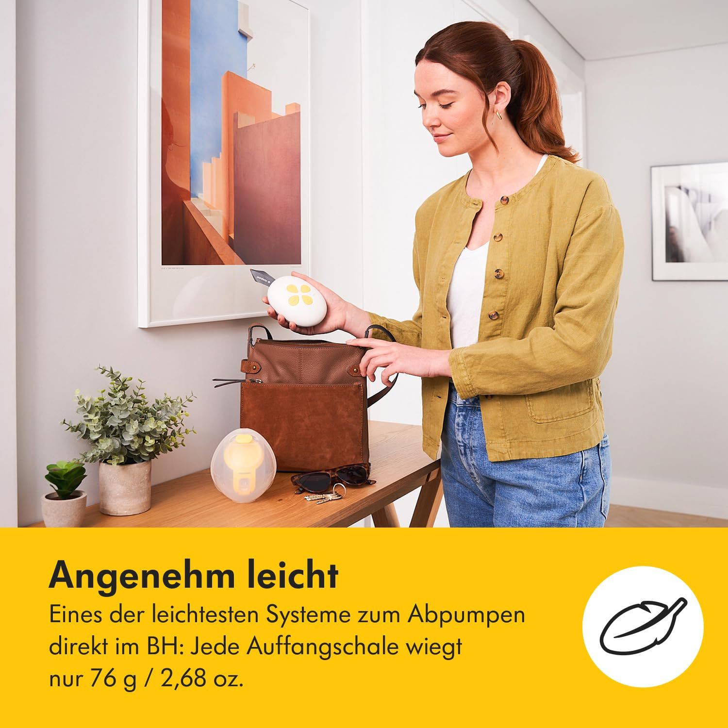 Vrouw met handtas. Borstkolf op tafel. Tekst: Aangenaam licht. Opvangschaal weegt 76 g.