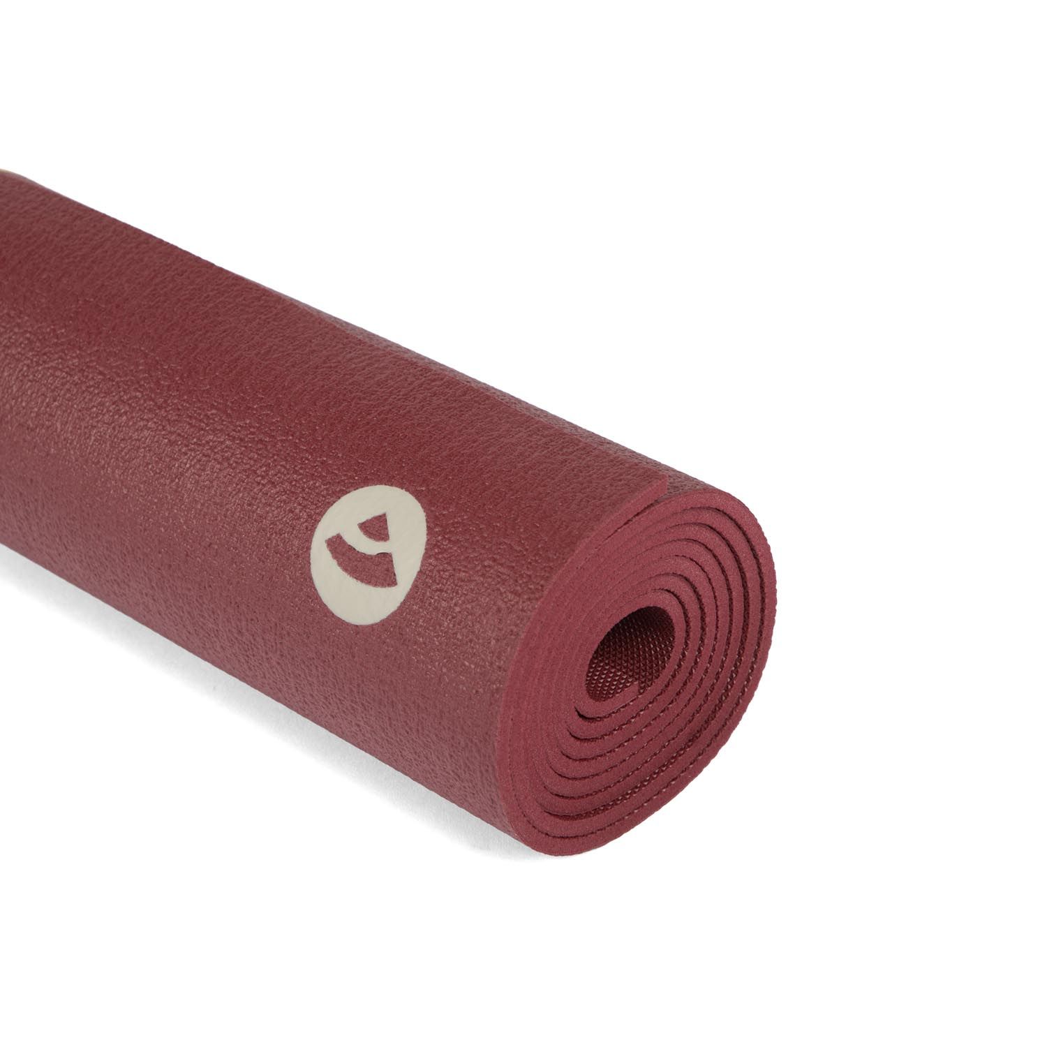 Bordeaux yogamat, opgerold. Logo zichtbaar op het oppervlak.