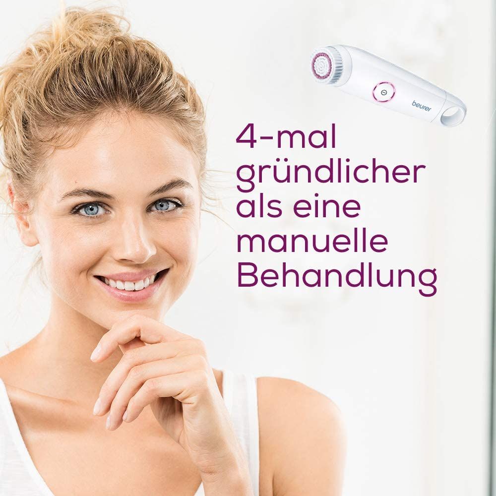 Vrouw met gezichtsborstel. Tekst: "4 keer grondiger dan een handmatige behandeling". Gezichtsborstel in beeld.
