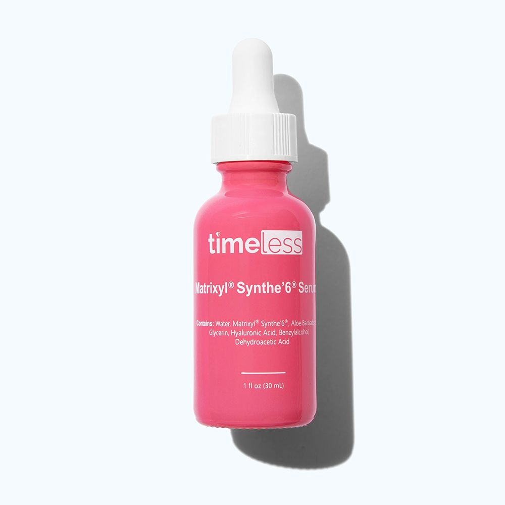Roze fles met witte druppelaar. Opschrift: Timeless, Matrixyl Synthe'6 Serum. Ingrediënten staan ook vermeld.