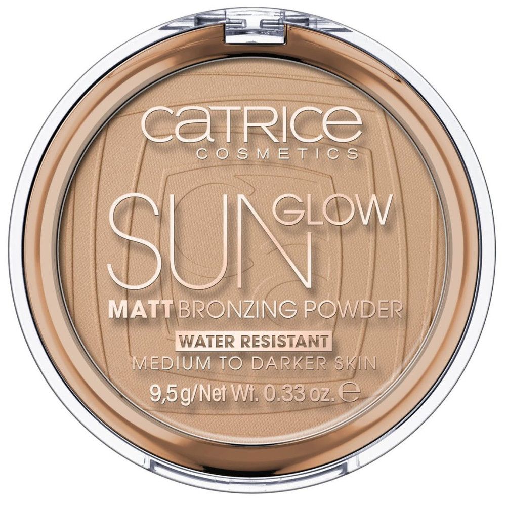 Poudre bronzante ronde dans un boîtier transparent. Inscription sur le couvercle. "SUN GLOW" et "MATT BRONZING POWDER" visibles. Pour peaux moyennes à foncées.