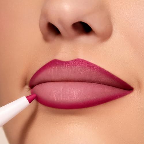 Lippen met roze lipliner. De pen wordt op de lippen aangebracht. Close-up.