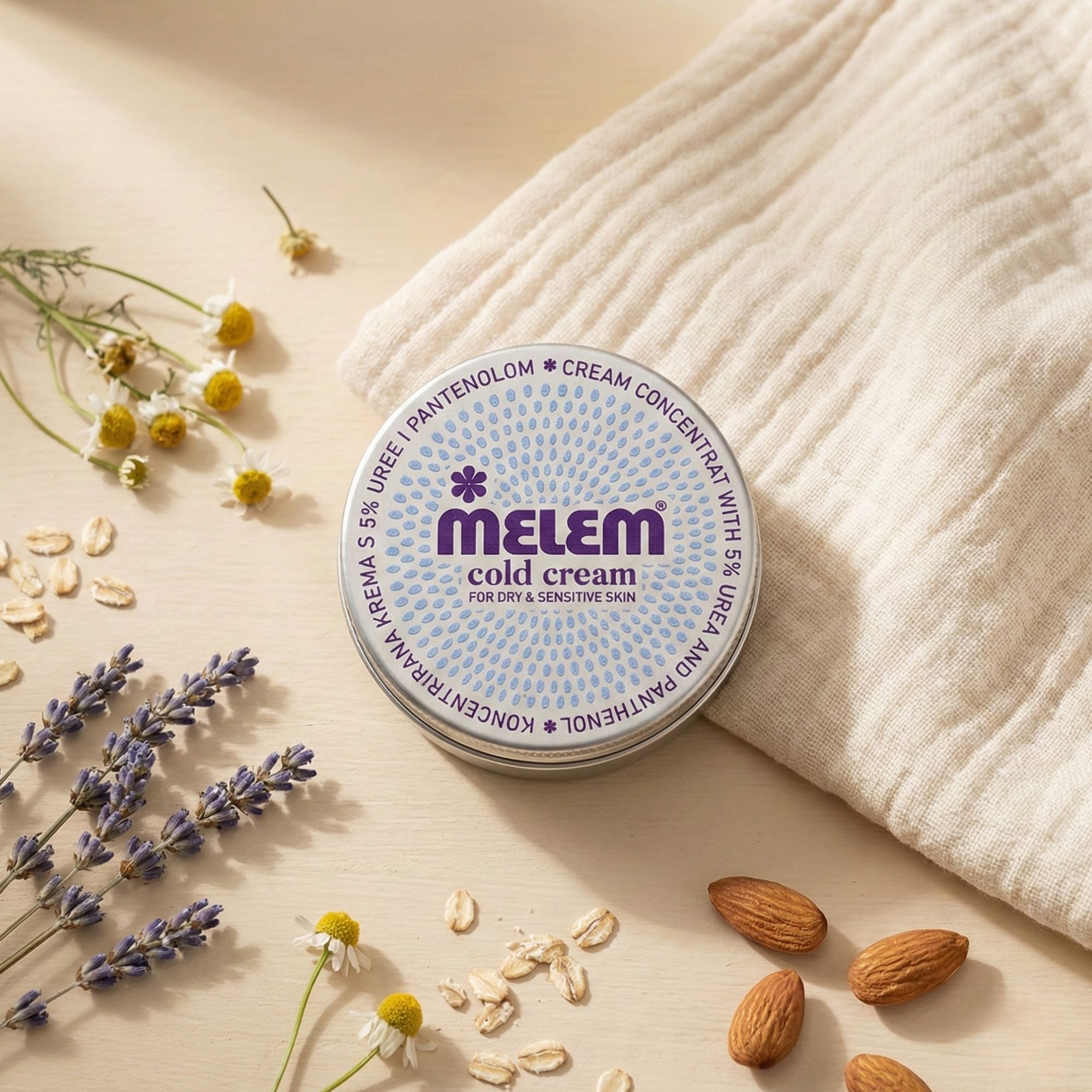 Boîte ronde Melem Cold Cream, entourée de lavande, camomille, flocons d'avoine et amandes.