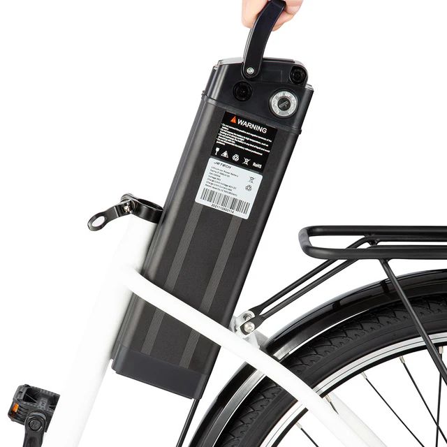 Persoon houdt een batterij voor een e-bike vast. Zwarte kleur, rechthoekige vorm.