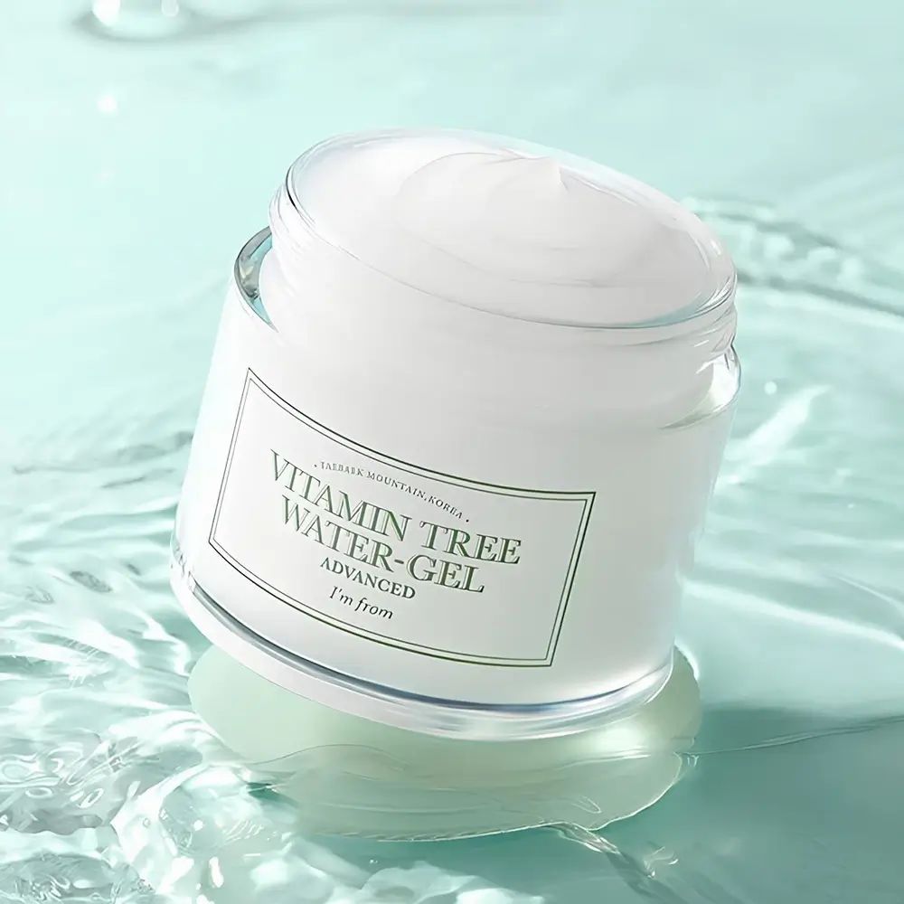 Pot en verre avec couvercle vert, partiellement rempli. Inscription : Vitamin Tree Water-Gel Advanced. I'm from.