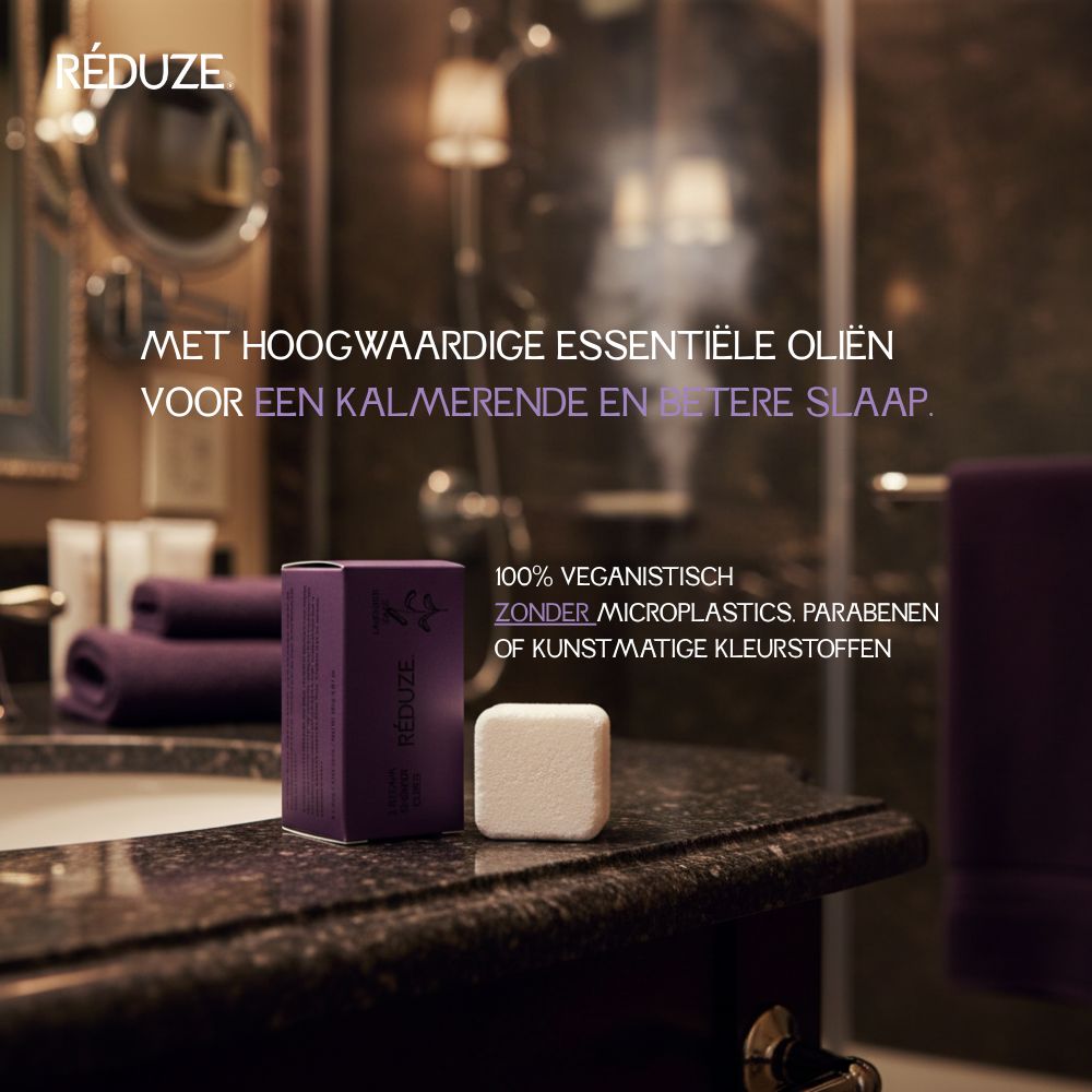 Paarse doos en wit doucheblokje op donker oppervlak. Tekst: RÉDUZE.