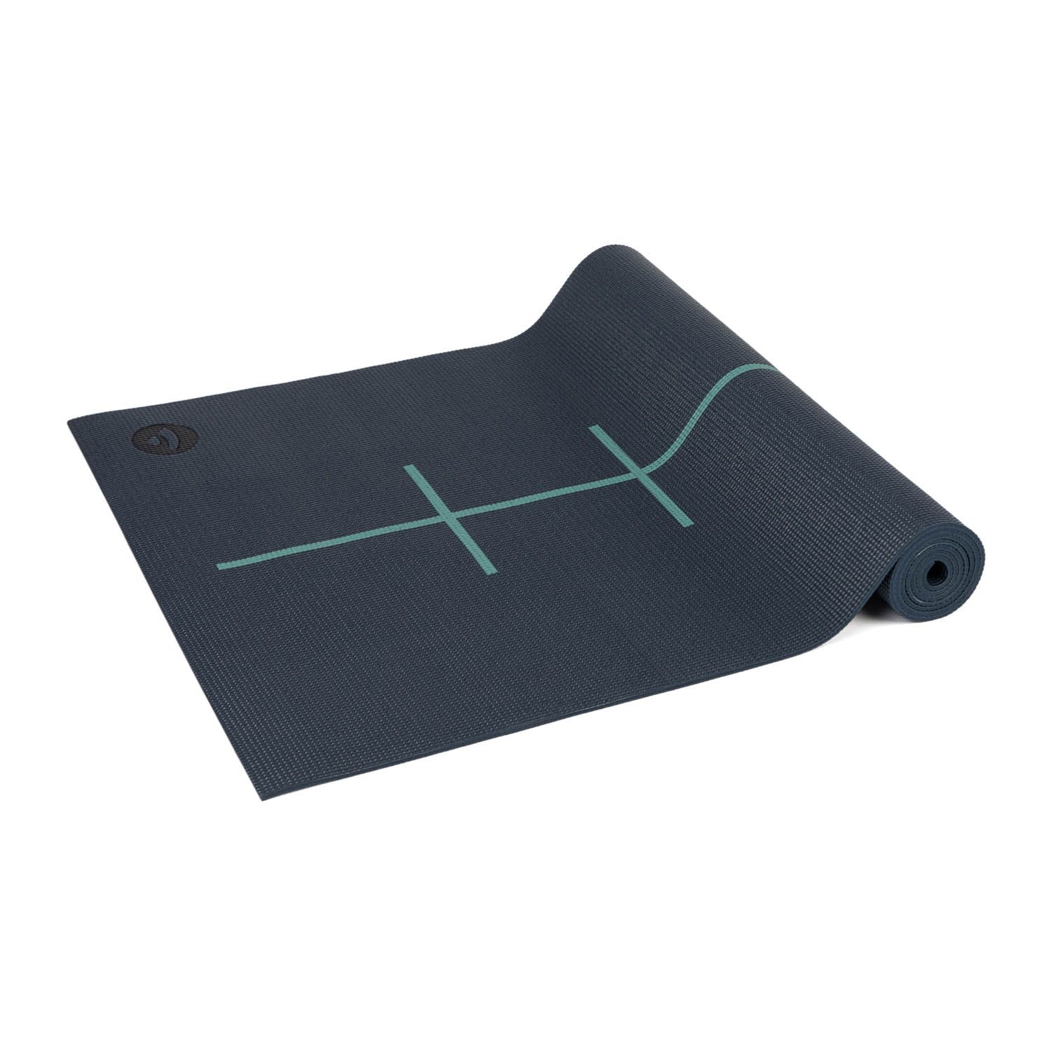 Donkerblauwe yogamat met uitlijningslijnen, gedeeltelijk opgerold. Op witte achtergrond.