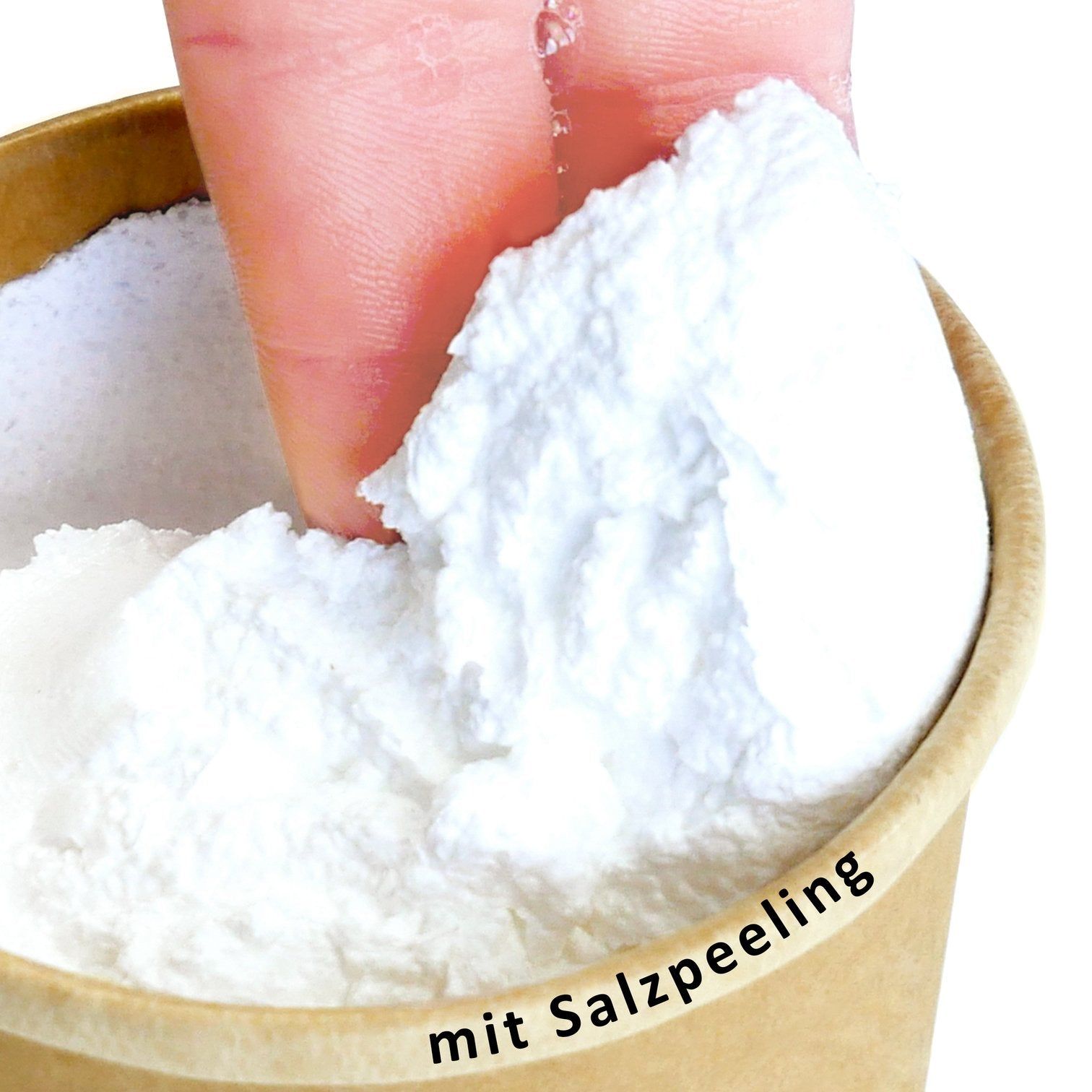 Pot avec gommage au sel blanc. Doigts touchant le gommage. Inscription: avec gommage au sel.