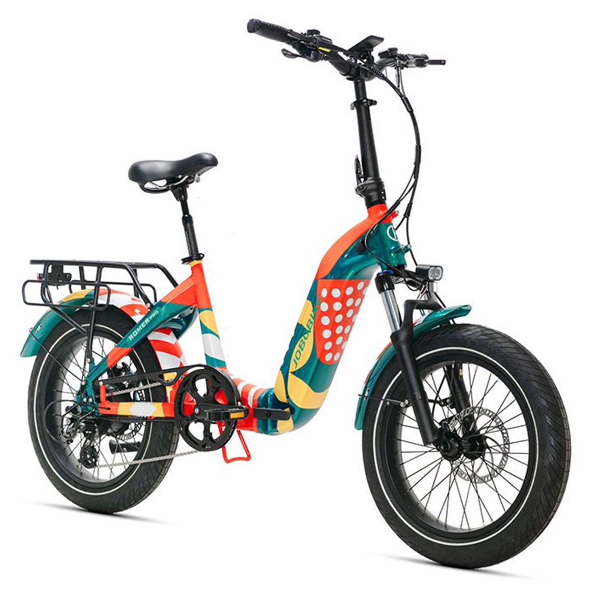 Vélo électrique JOBOBIKE Romer Pro. Design vert-rouge-jaune. Porte-bagages, garde-boue, pneus noirs. Guidon avec écran. Selle et pédales.