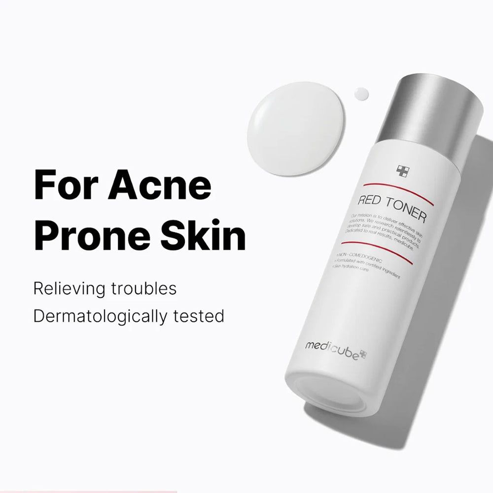 Flacon blanc, bouchon argenté. Inscription: RED TONER. Goutte de liquide à côté. Texte: For Acne Prone Skin.
