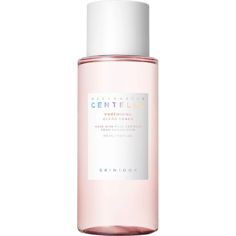 Cilindrische fles met witte dop. Etiket met tekst: CENTELLA, POREMIZING CLEAR TONER, SKIN1004. Roze vloeistof zichtbaar.