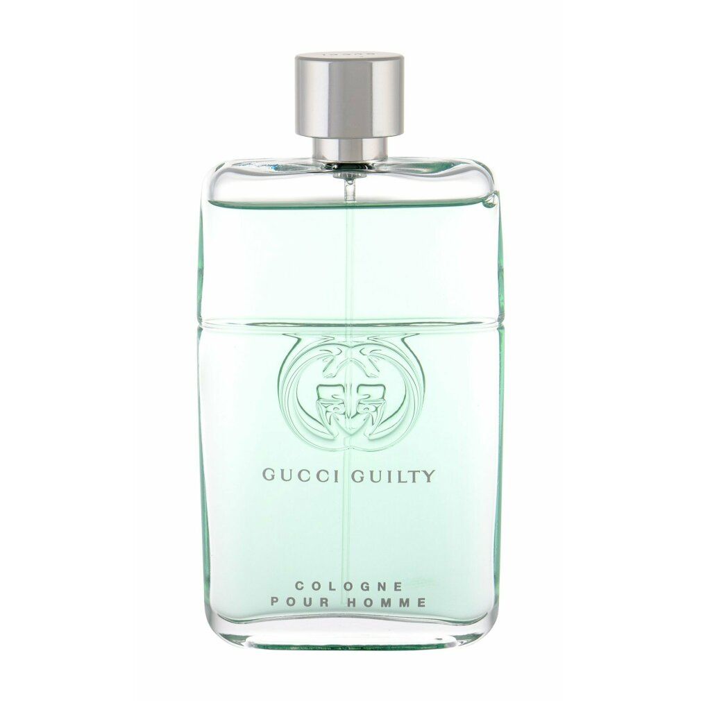 Glazen fles met lichtgroene vloeistof. Zilverkleurige verstuiver. Gucci Guilty-logo en tekst.