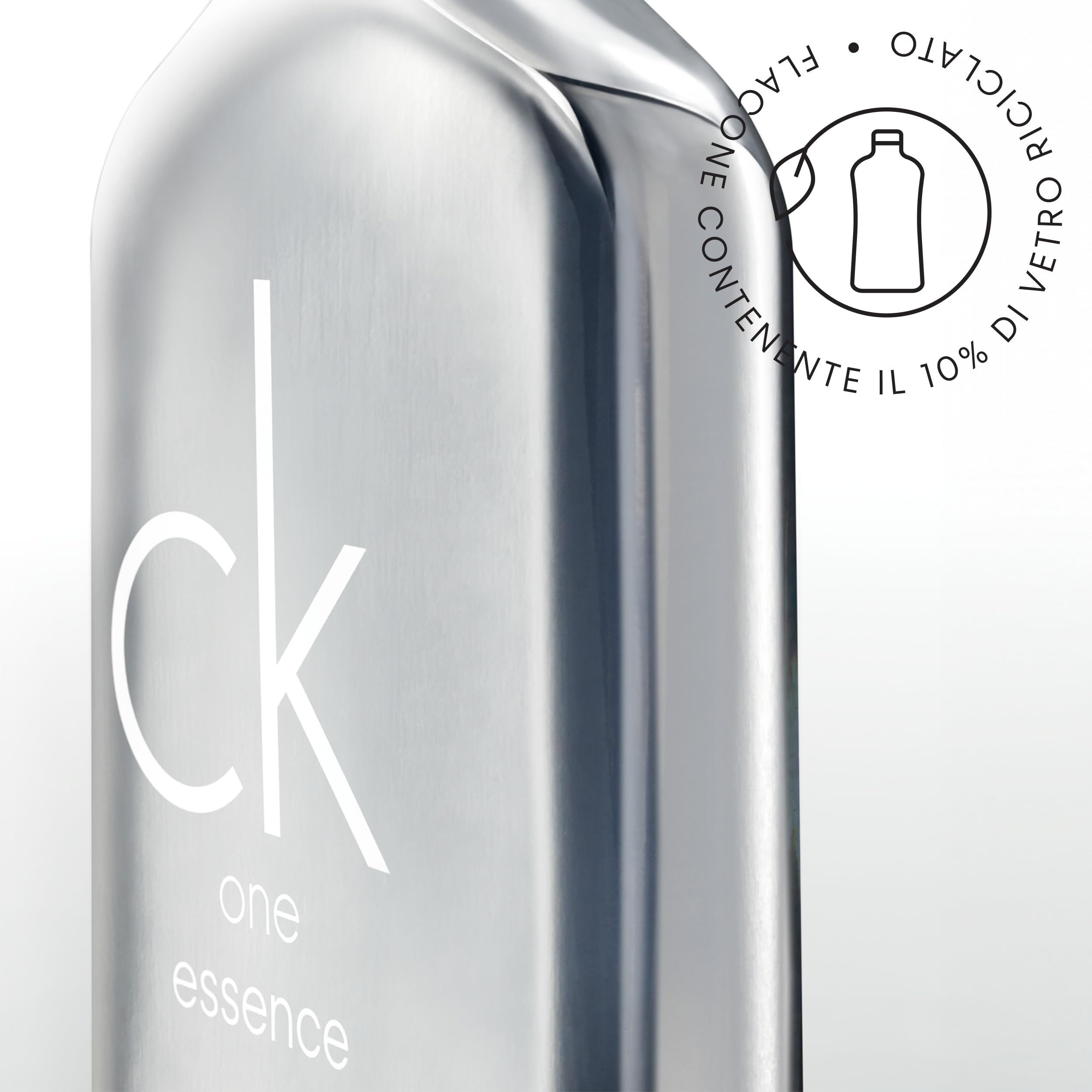 Fles Calvin Klein CK One Essence. Logo en tekst, recyclingsymbool. Fles bevat 10% gerecycled glas.