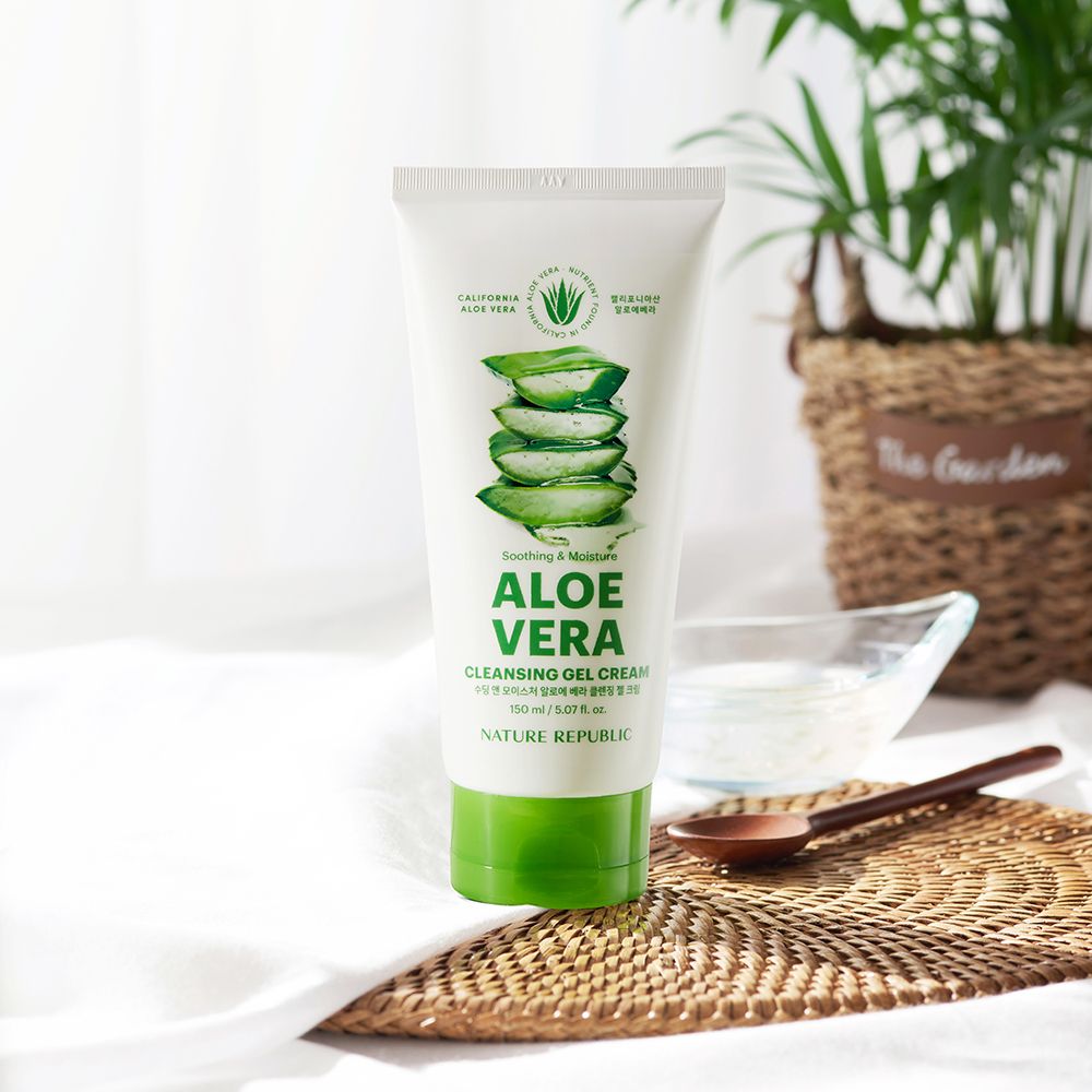 Tube blanc avec bouchon vert. Illustration d'aloe vera et texte. Inscription : Aloe Vera Cleansing Gel Cream. À côté, une cuillère et un bol.
