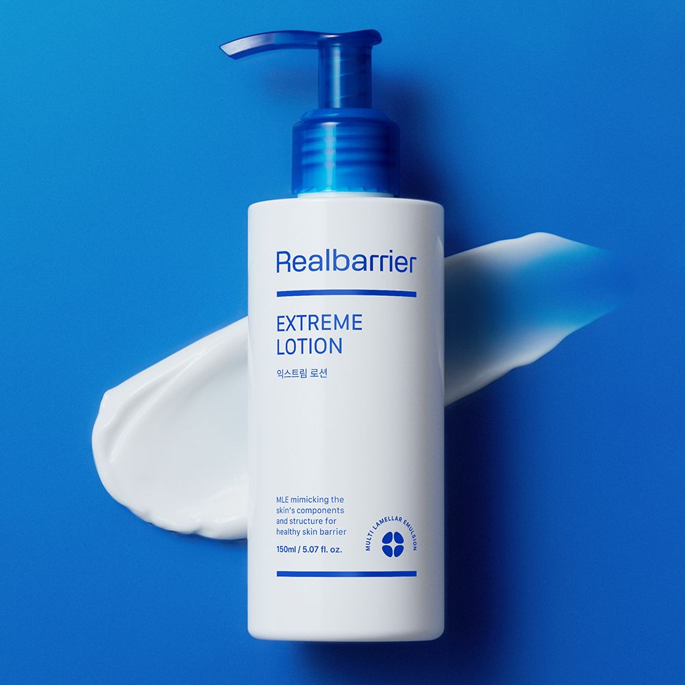 Flacon blanc avec pompe bleue. Inscription: Realbarrier, Extreme Lotion. À côté, une goutte de crème sur fond bleu.