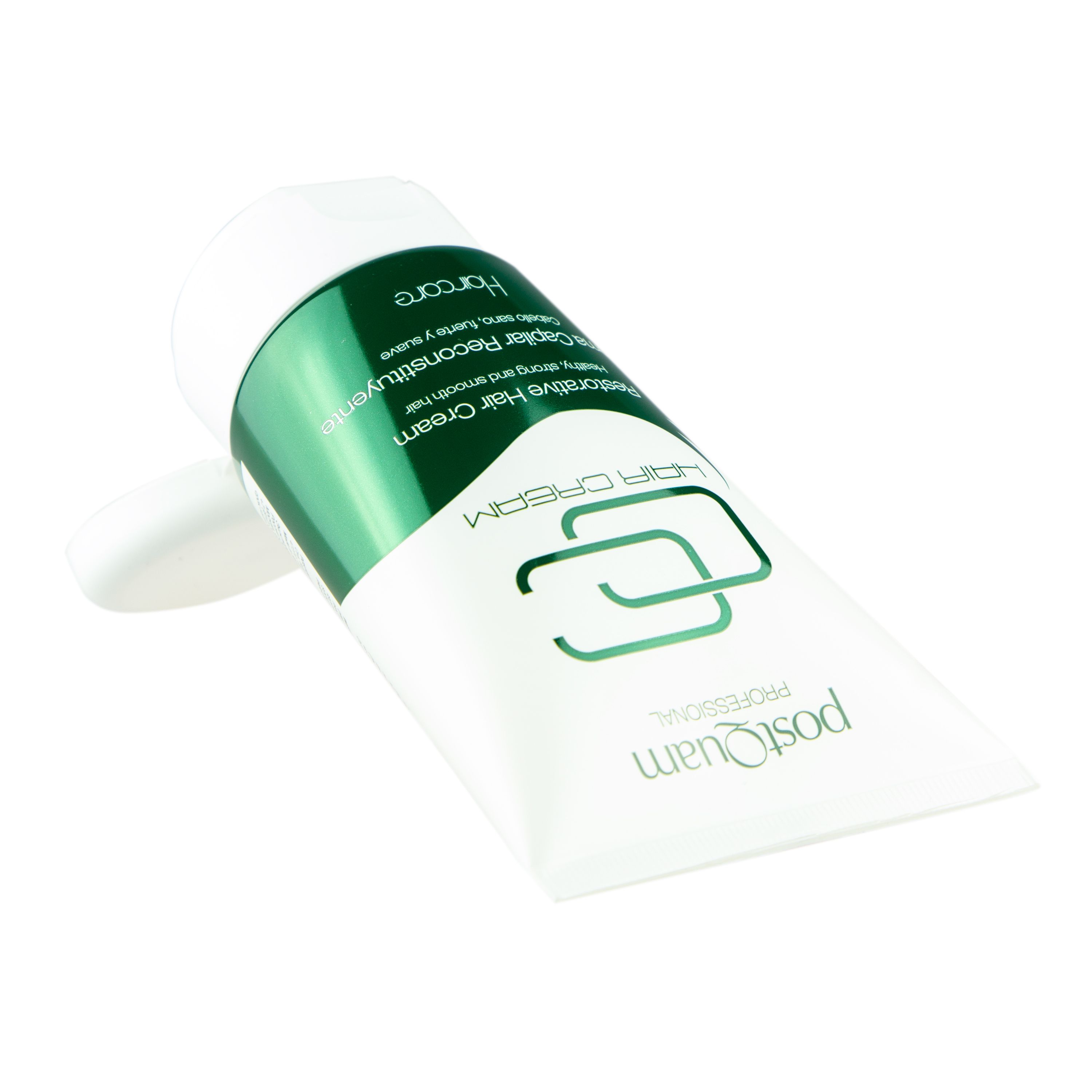 Witte tube met groene band. Tekst: Restorative Hair Cream, PostQuam Professional. Opschriften in het Engels en Spaans.