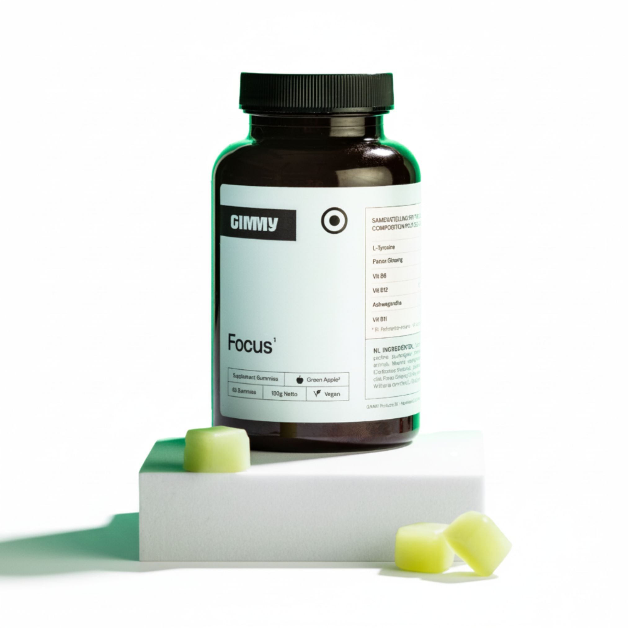 Une bouteille avec l'étiquette "Focus" et des gommes jaunes sur un piédestal blanc. Couvercle noir.