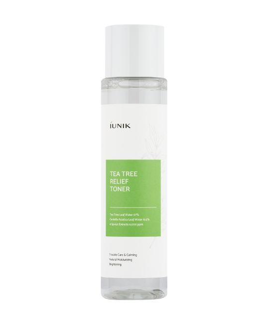 Transparante tonerfles met witte dop en groen etiket. Tekst: iUNIK, Tea Tree Relief Toner.