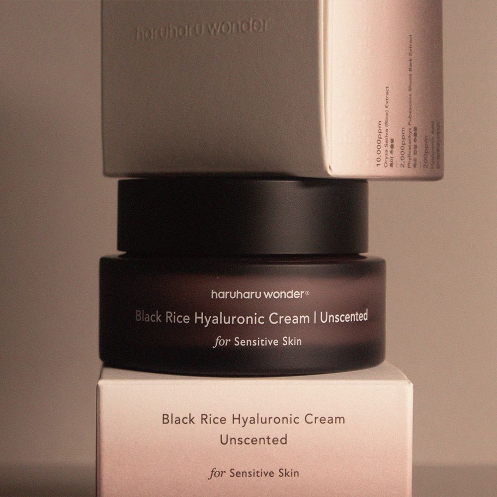 Crème Haruharu Wonder Black Rice Hyaluronic Cream Unscented dans un pot en verre foncé.
