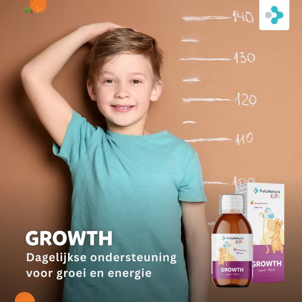 Jongen voor meetlat met product. Product: FutuNatura Kids Growth. Fles en doos. Ondersteunt groei.