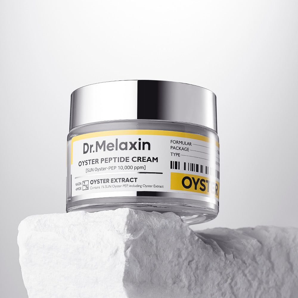Dr. Melaxin Oyster Peptide Cream op een steen, met de nadruk op het etiket.