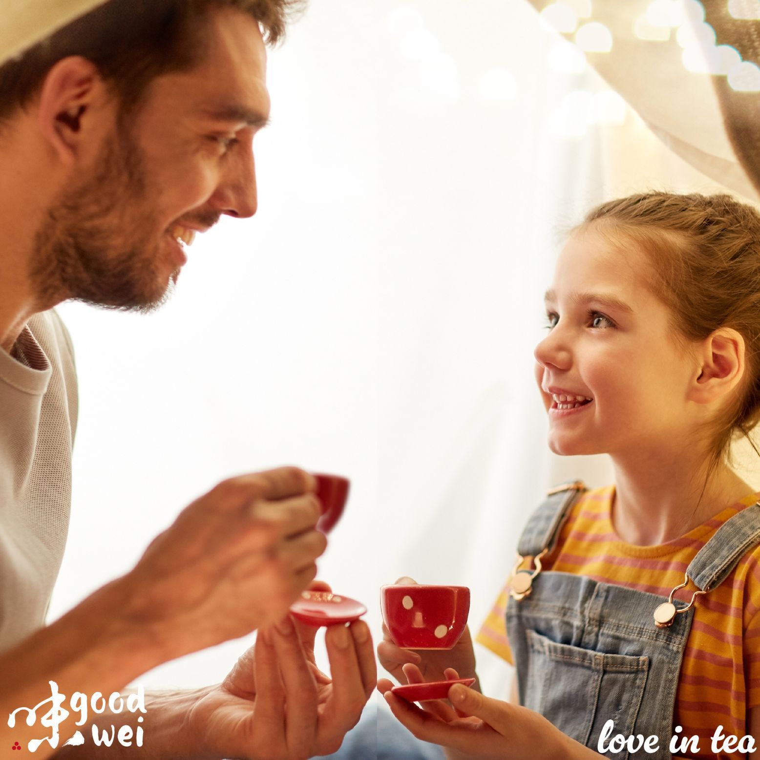 Un homme et une fille boivent du thé dans des tasses rouges. Logo Goodwei et inscription 'love in tea'.