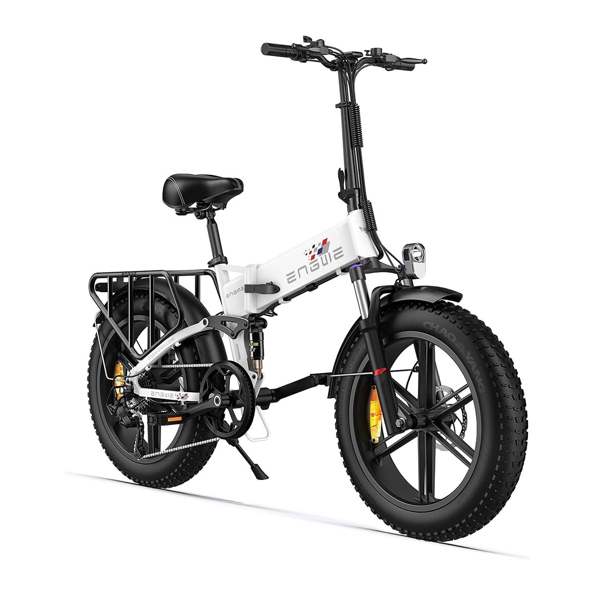 Witte e-bike met zwarte banden, bagagerek en koplamp. Het ENGWE-logo is zichtbaar.