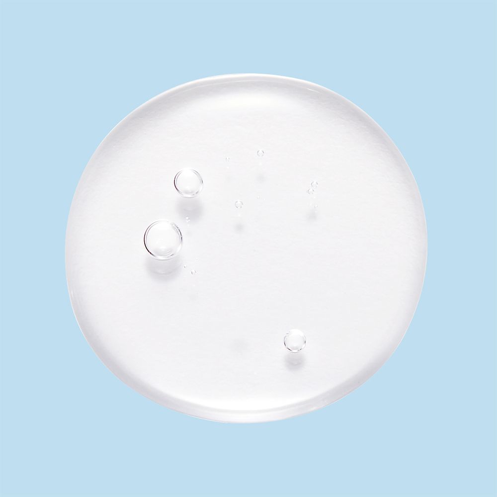 Ronde, transparante tonerpad met belletjes op een lichtblauwe achtergrond.