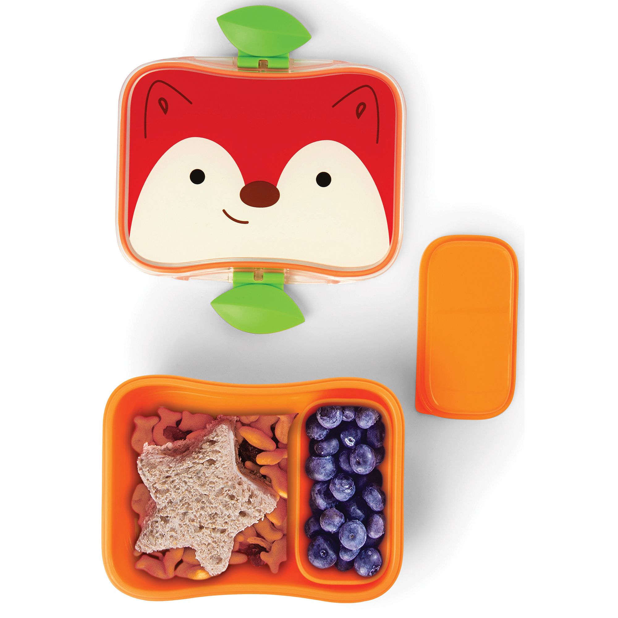 Lunchbox met vossendesign open. Bevat sandwich, noten en blauwe bessen. Apart klein bakje.