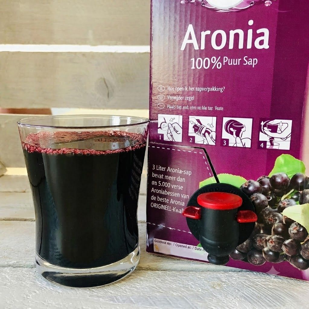Aronia ORIGINAL Aronia Puur Sap 3L Box met aroniabessen en bio-keurmerk.