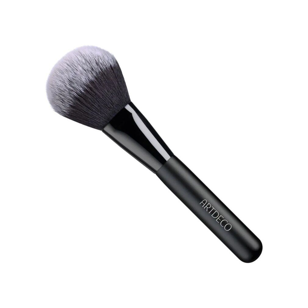 Pinceau à poudre avec manche noir et poils clairs. Le manche porte l'inscription ARTDECO.