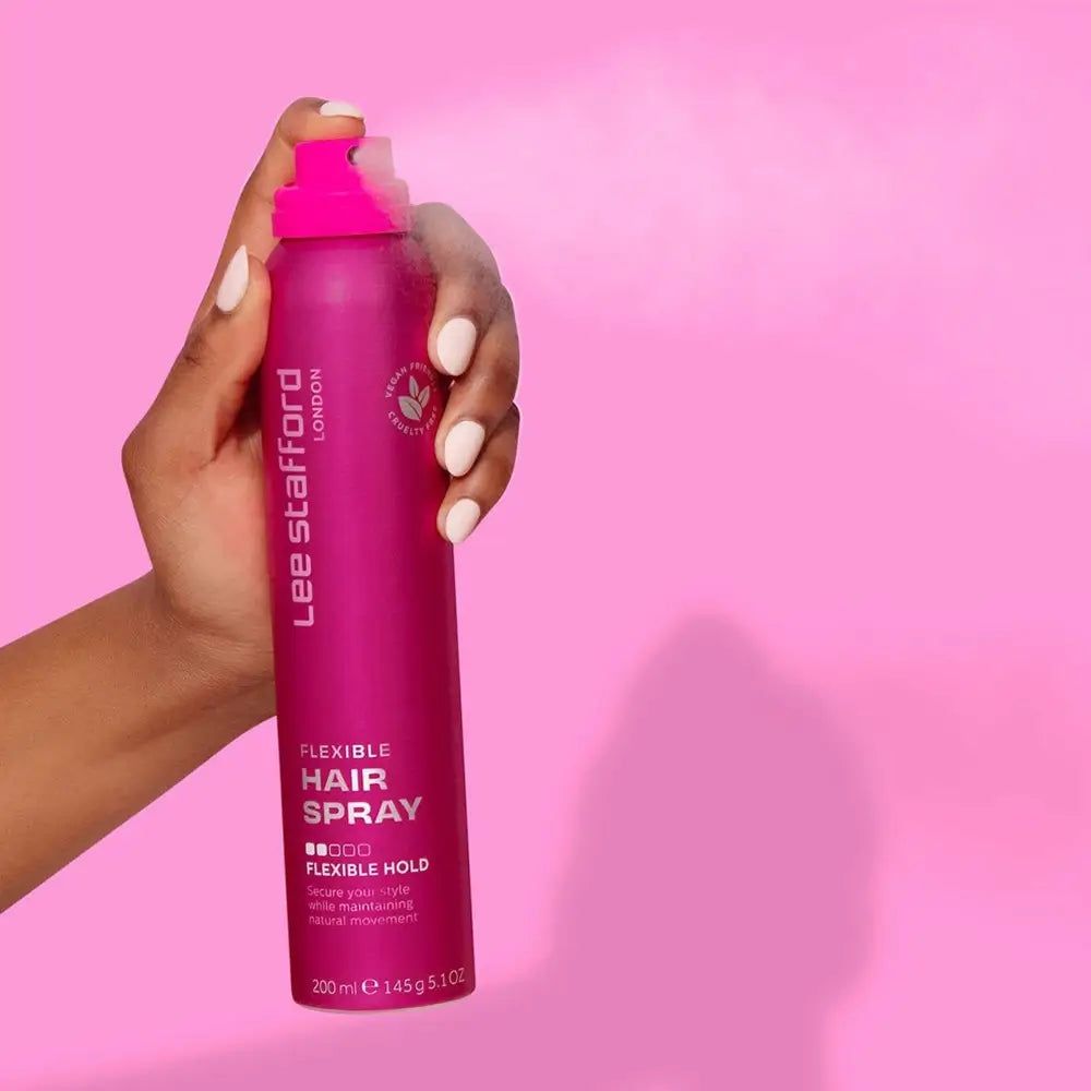 Main vaporisant Lee Stafford Flexible Hairspray d'un flacon rose.