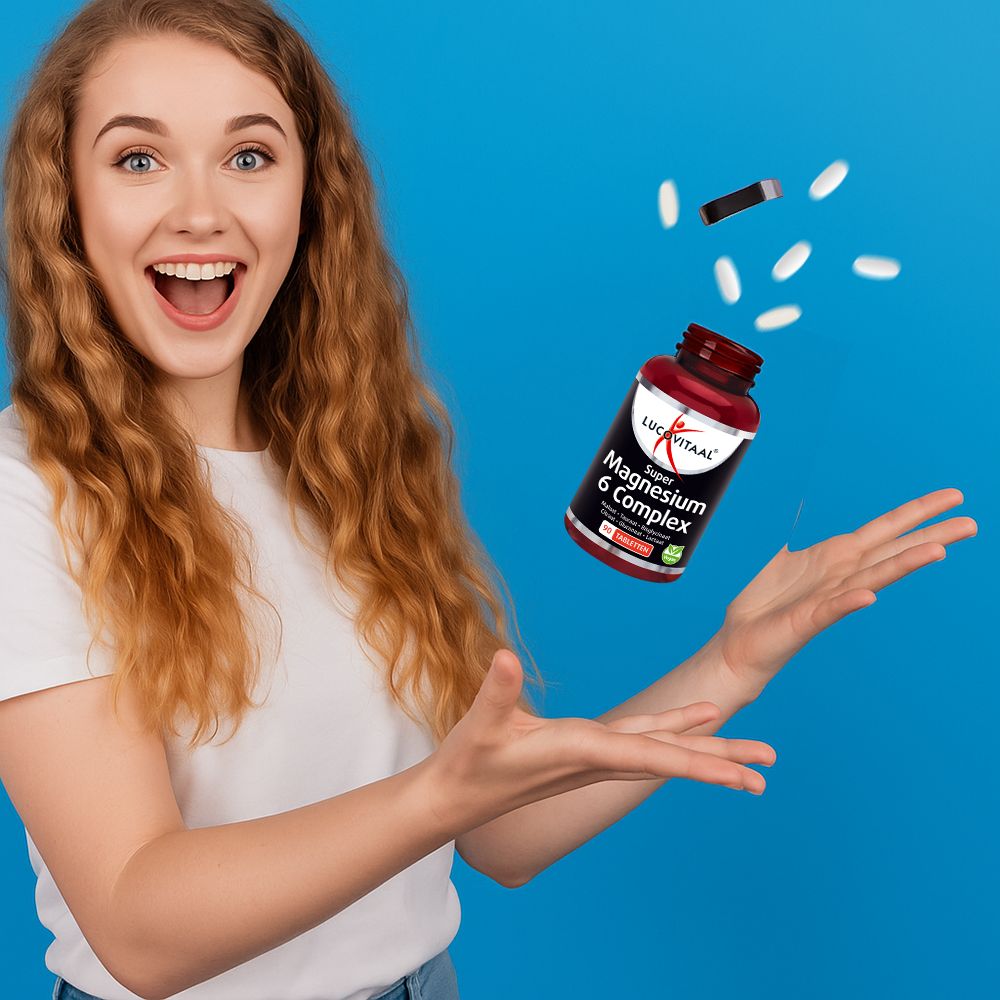 Lachende vrouw met zwevende tabletten en fles. Opschrift: Magnesium 6 Complex.