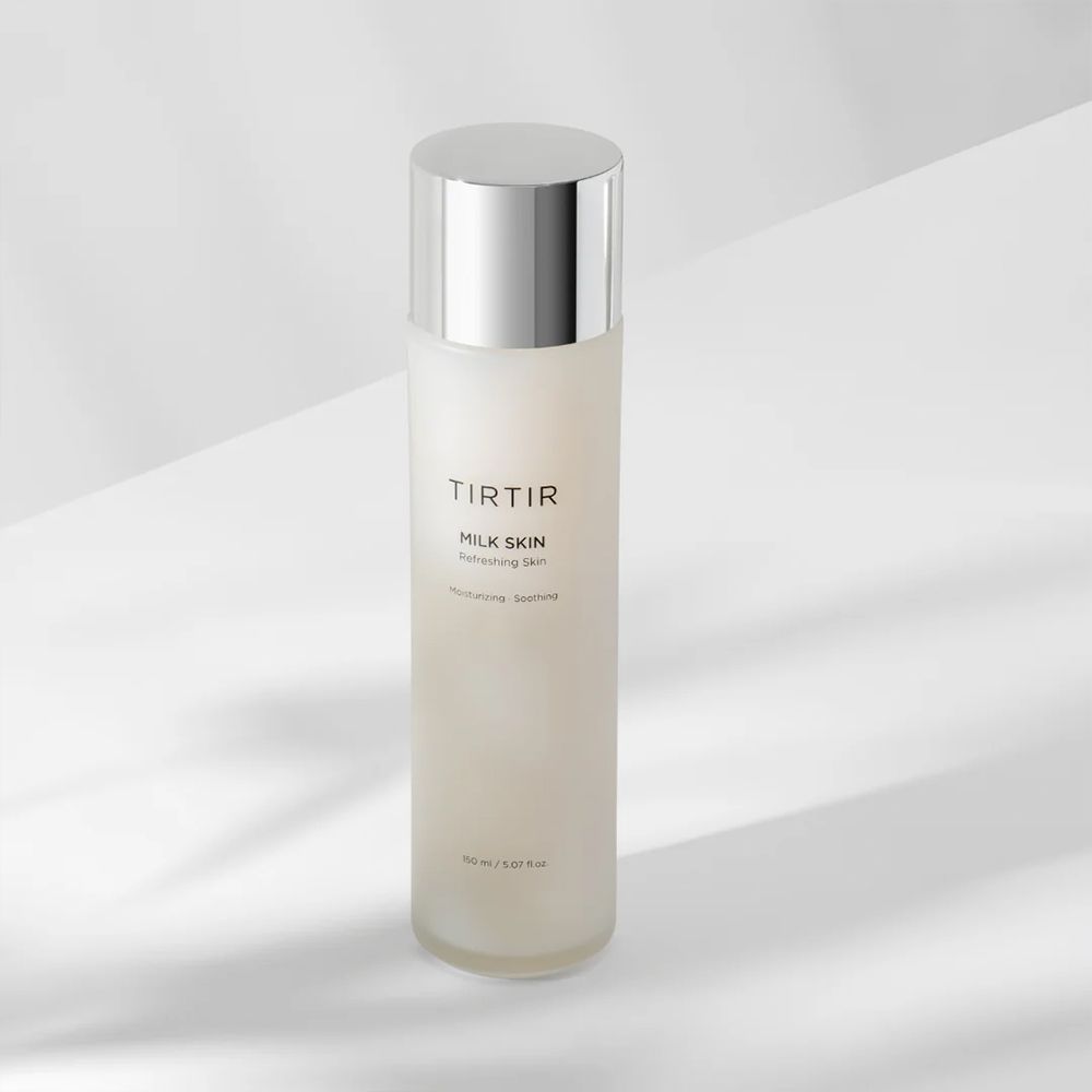 Bouteille de TIRTIR Milk Skin Toner avec bouchon argenté, effet d'ombre. 150 ml / 5.07 fl.oz.