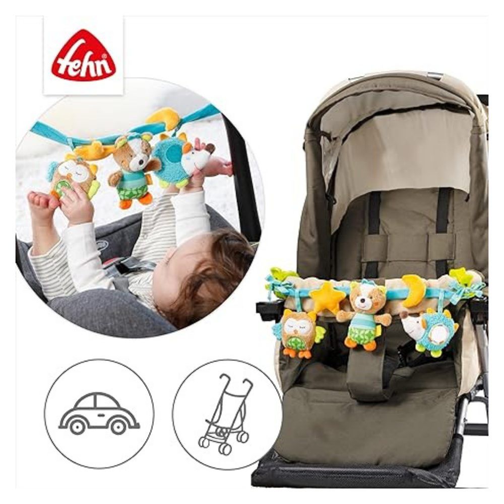 Chaîne de poussette avec animaux en peluche. Bébé dans la poussette. Marque 'fehn' visible. Illustrations de voiture et poussette.