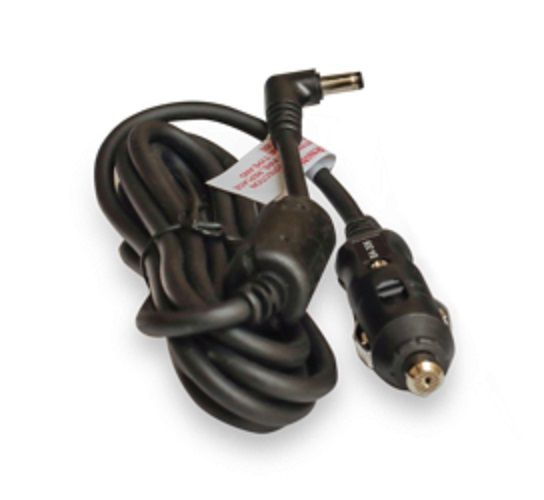 Zwarte autoladerkabel met opgerolde kabel en stekker. Haakse connector en sigarettenaanstekerplug.