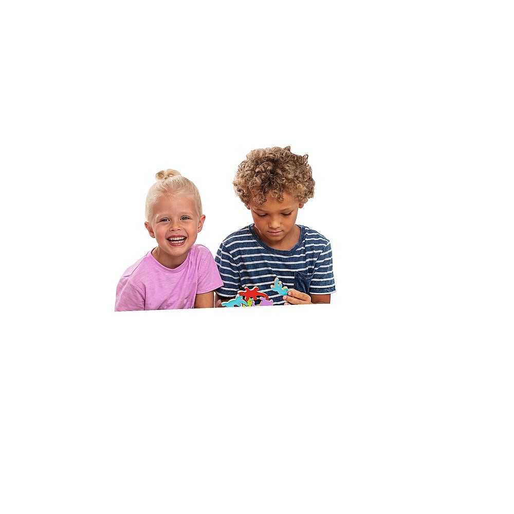 Deux enfants jouent avec des lézards en bois colorés. Un enfant tient un lézard.