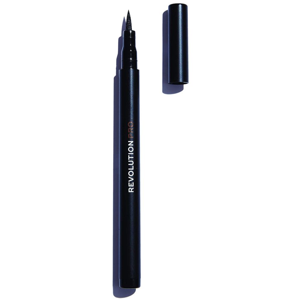 Eyeliner feutre noir avec capuchon ouvert. Le stylo a un corps noir et une pointe fine. Le nom de la marque est visible.