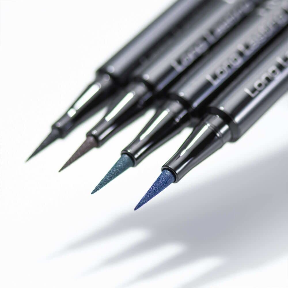 Vier vloeibare eyeliners met verschillende puntkleuren. Opschrift: Long Lasting Liquid Liner.