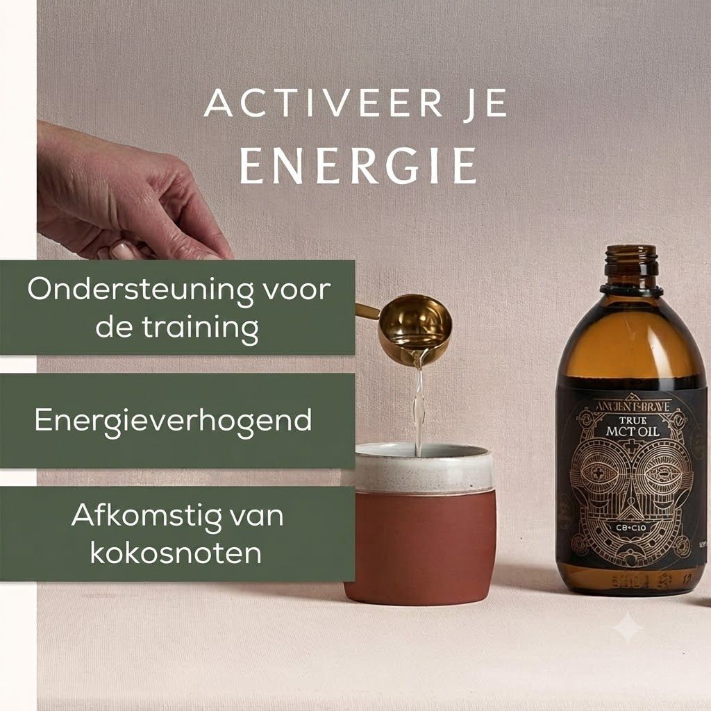Bruine glazen fles met MCT-olie en een lepel die vloeistof in een kopje giet.
