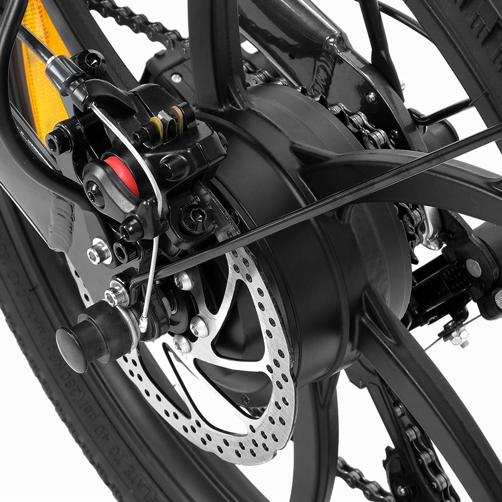 Close-up van de achterste schijfrem van de PVY Z20 Pro e-bike. Remklauw en schijf.