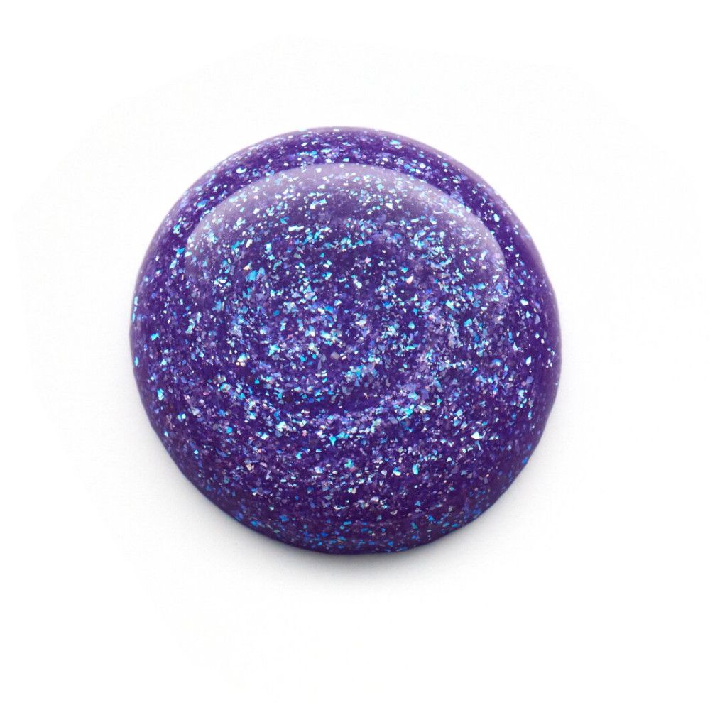 Goutte de vernis à ongles violet avec paillettes sur fond blanc.