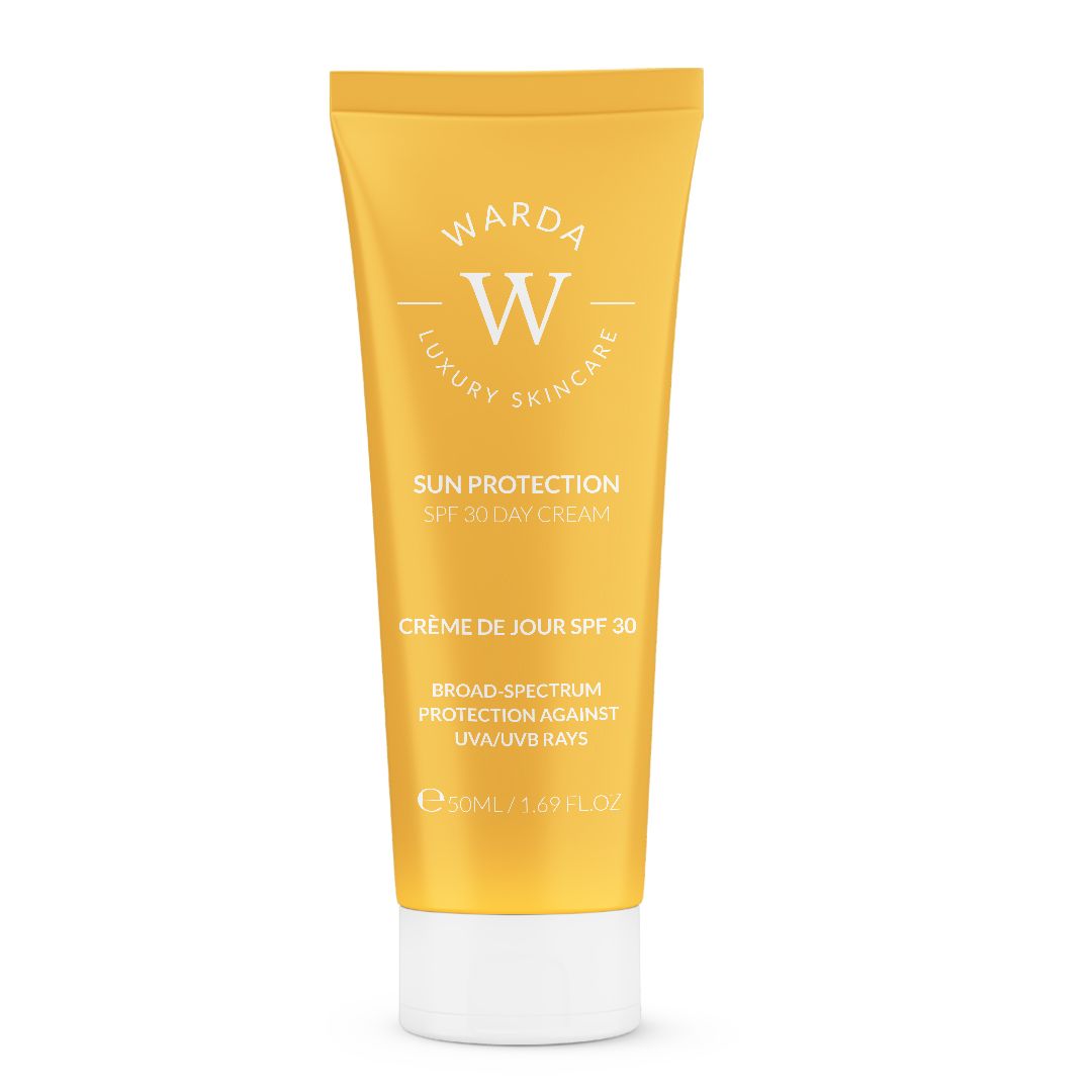 Gele tube met witte dop. Opschrift: Sun Protection SPF 30 Day Cream. Merk: Warda Luxury Skincare.