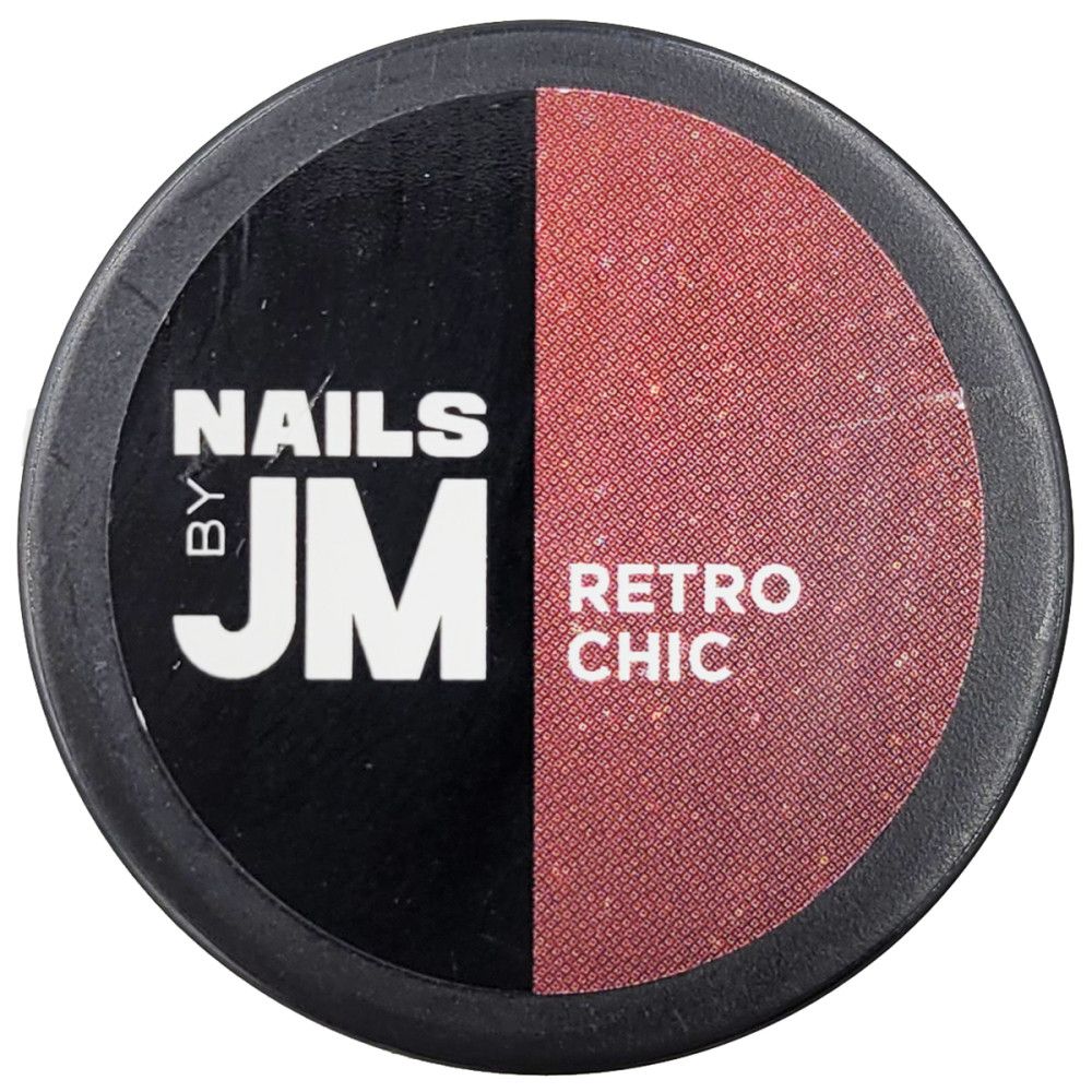 Contenant rond noir. Inscription: NAILS BY JM. Teinte: Retro Chic. Vernis à ongles rose-rouge.