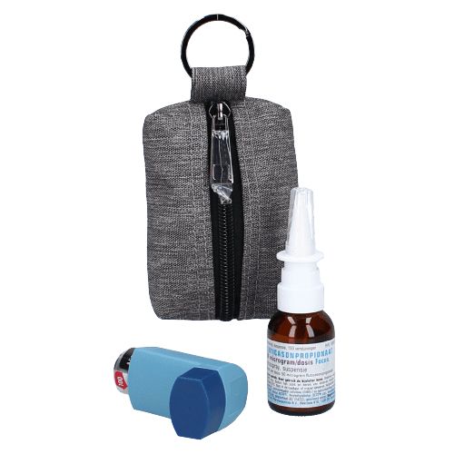 Grijze medicijnetas met sleutelring, geopend, toont inhalator en neusspray.